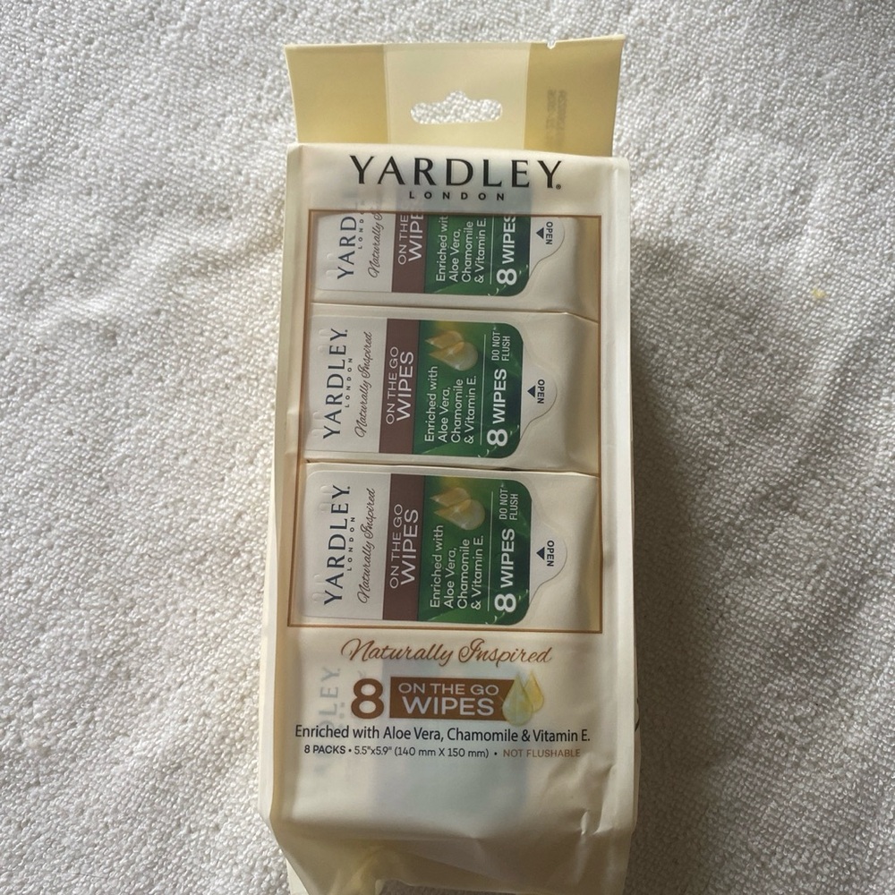 Yardley Naturally Inspired 8-Pack On-The-Go Wipes — Cream & Green